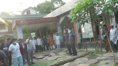 ভাঙ্গায় সংঘাত ছেড়ে বিপুল পরিমান দেশীয় অস্ত্র জমা দিলেন গ্রামবাসী ভাঙ্গায় সংঘাত ছেড়ে বিপুল পরিমান দেশীয় অস্ত্র জমা দিলেন গ্রামবাসী
